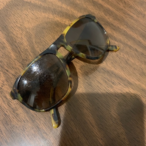 Prada Tortoiseshell sunglasses - Picture 4 of 6
